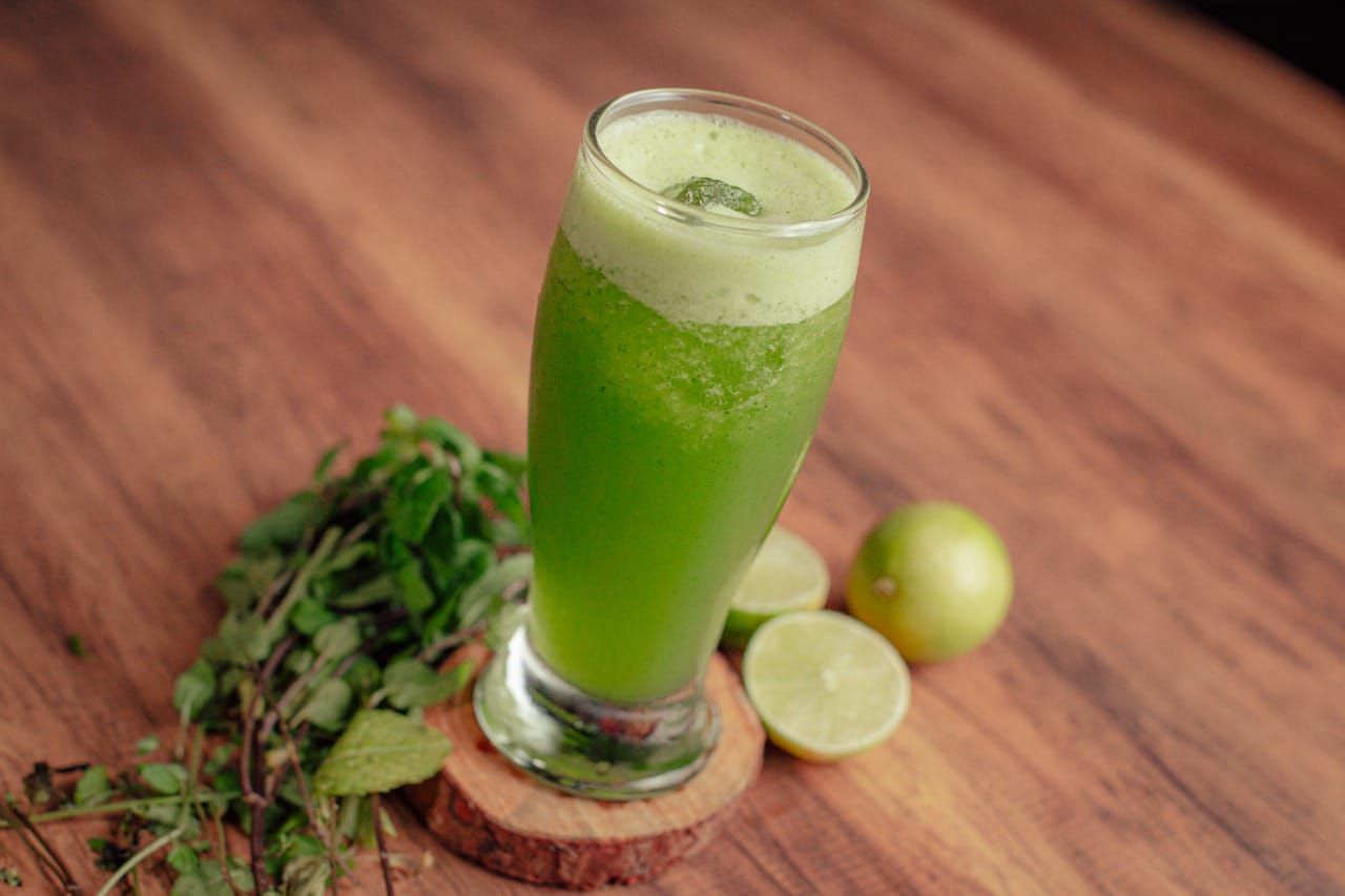 Jugo natural de hierbabuena con limón